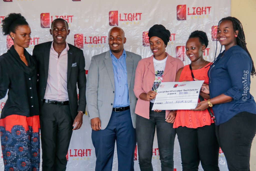 AwardLight's tweet photo. 🏆#LightAward2019 

Cat.2 - Visual &amp; Classic #Entrepreneurship
Sacrée "Image #LightAward2019 Kelly NKURIKIYE | BIU
Son oeuvre sera l'icône du #LightAward2019.
"Guérir le mal du pays" dit-elle en portant mes t-shirts, c'est une partie du #Burundi avec vous.

©2019 Light AWARD https://t.co/NDg6EDBPxk