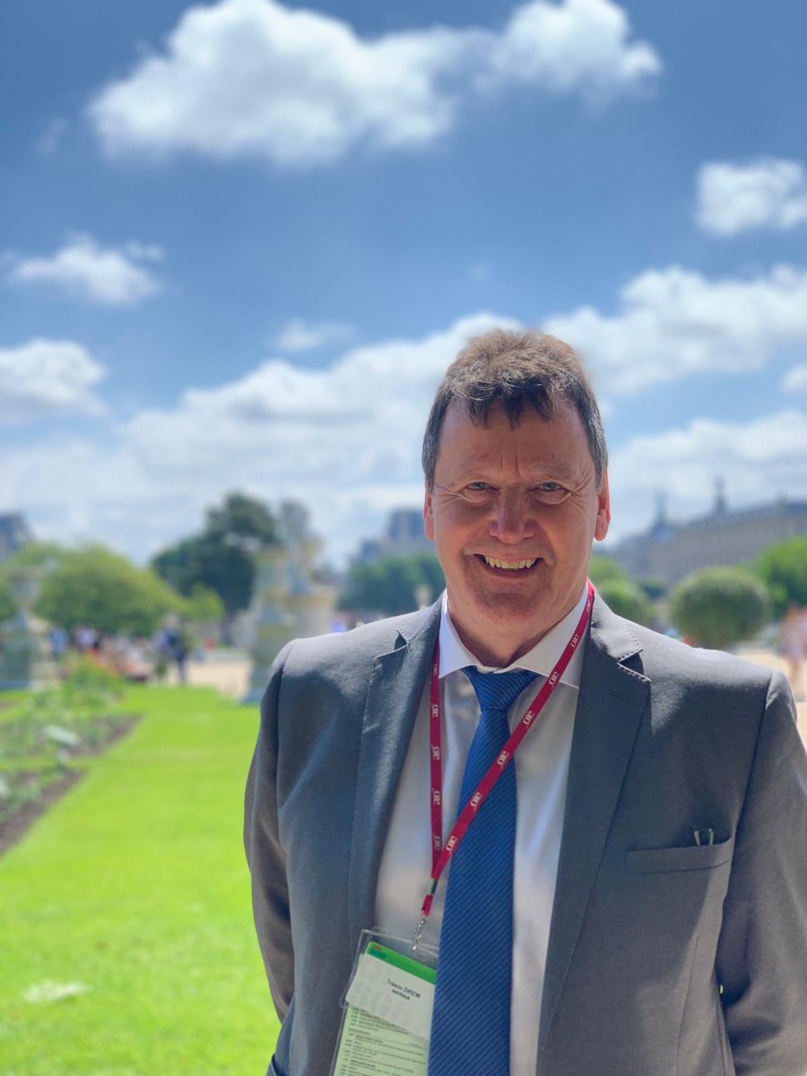 HinderNicola's tweet photo. Dr Trevor Drew, Director of Australia’s Animal Health Laboratory accepting the OIE Gold Medal today - the OIE’s highest honor. It’s the 2nd time in 2 years that 🇦🇺’s animal health system has been recognised by the OIE. We play a key part in driving the 🌎’s animal health system. https://t.co/AS9j8Zqq2N