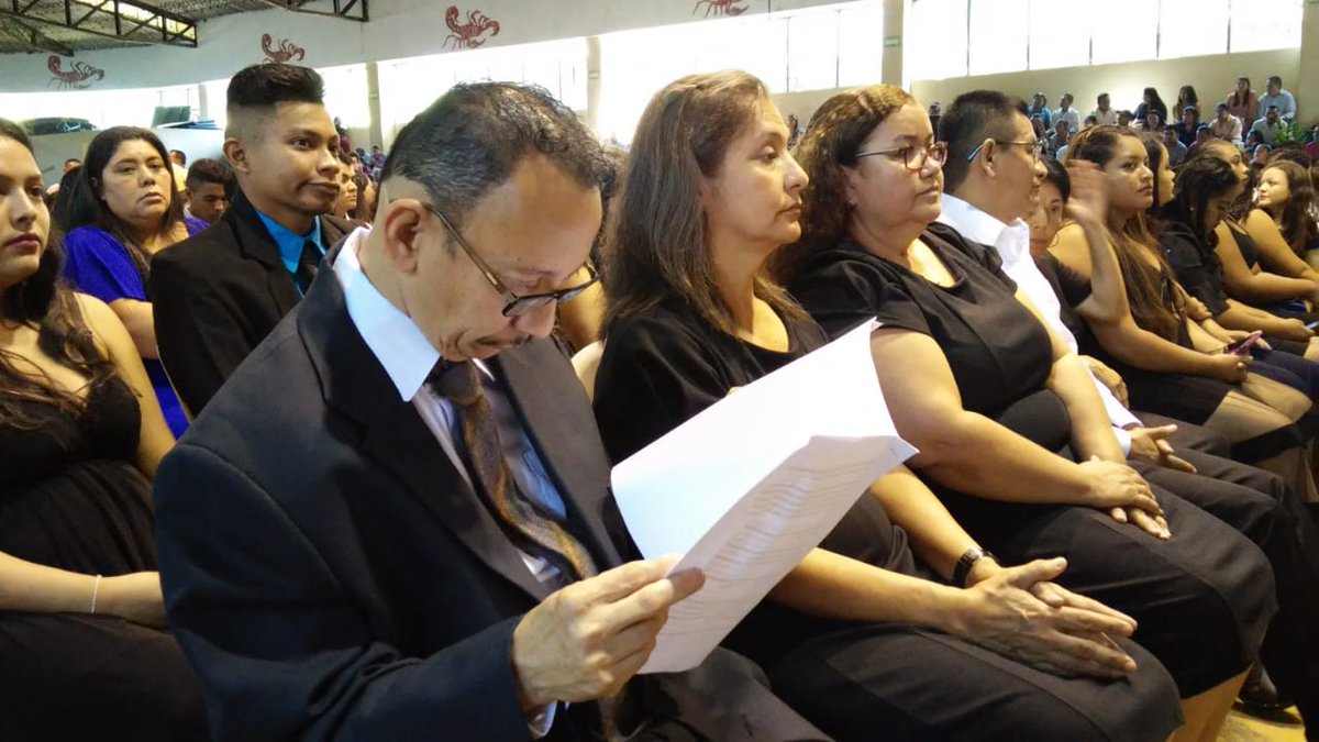 ElMundoSV's tweet image. Juan Antonio Chicas Bautista, 55 años, con discapacidad auditiva  y originario de San Salvador; labora como digitador de la imprenta nacional y este día obtiene su título de bachiller bajo el programa Modalidades Flexibles del Ministerio de Educación. Vía @Urbina27Wilson &amp;gt;