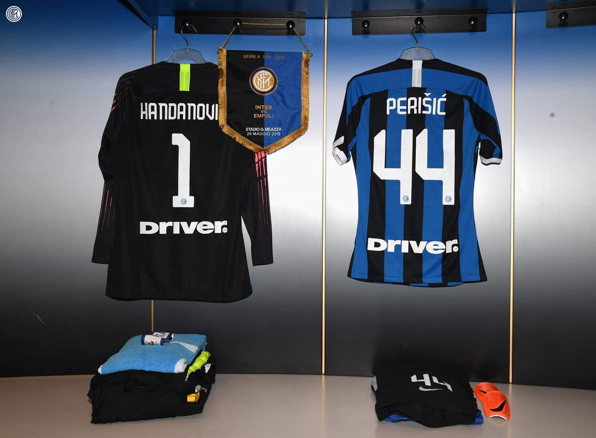 Inter_es's tweet photo. 🧳 | VESTUARIO

💪 Cada vez más cerca el #InterEmpoli 💪💪💪⚫️🔵

👕 La camiseta 😎

#ForzaInter https://t.co/wyLYTIeAx1
