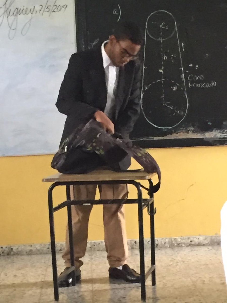 40_rebels's tweet photo. Buscando mis ganas de ir el lunes a clases https://t.co/Zt4SBmrH4A