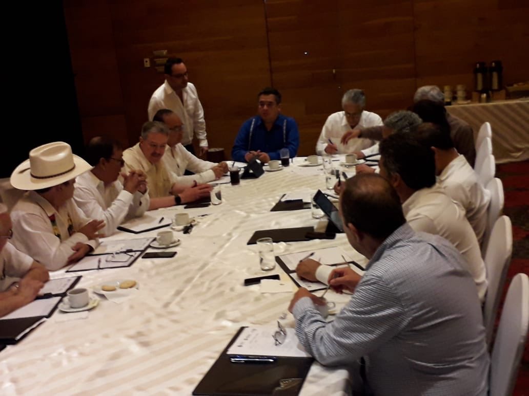 SEFADER_GobOax's tweet photo. La #SEDAPA a través del Srio. Carlos Grau, tiene presencia en la Asamblea Ordinaria de la #AMSDA en el marco de la 54 Expo Feria Regional Ganadera "Ylang Ylang" en Boca del Río, #Veracruz donde Secretarios de Desarrollo Agropecuario del país celebran encuentros con la @SADER_MEX https://t.co/vRSQPSUz2D