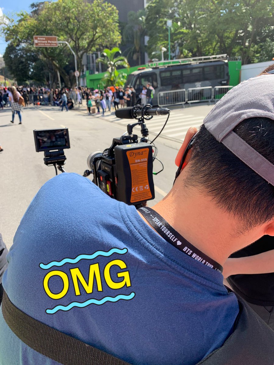 vhopecloset's tweet photo. El staff de filmacion estaba frente mio esperando para filmar cuando llegaba.. y el dijo: “BTS MOVIE” 😭🤟🏻
#BTSatAllianzParque #BTSinBrazil @BTS_twt https://t.co/AQSqUrVUJA