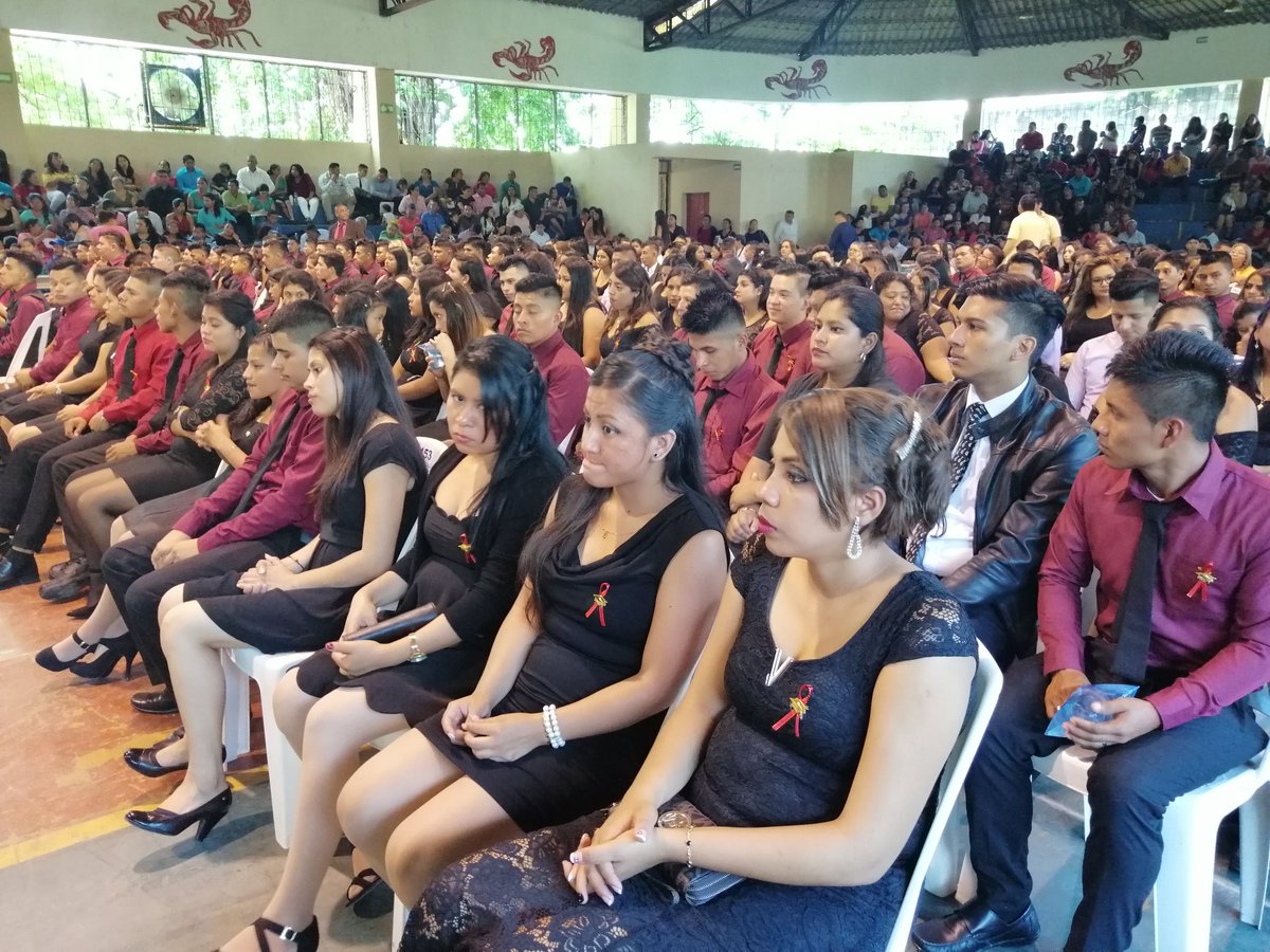 prensagrafica's tweet image. 1,102 personas se gradúan de bachilleres en modalidades flexibles en el Inframen. Foto LPG / J. Aparicio.