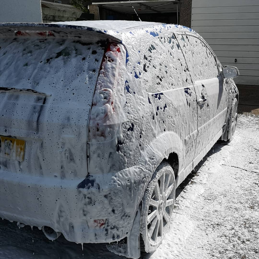 RallyChick79's tweet photo. I can't help it....🤭 I've not driven her for 3 weeks, took her out yesterday.. Big smiles.... 😁😁 So washed her today... 😍😂 #IAmObsessed #ILoveThisCar #mk6stoc #fiestaST150 #mk6FiestaST #weekendtoy #BankHolidayWeekend https://t.co/ar82GDk7tz