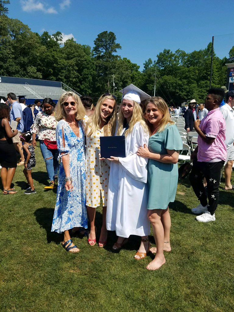 dizziz183's tweet photo. Goodbye highschool... goodbye unnecessary drama... goodbye awful history tests... goodbye class of 2019!! Now we are #2023 https://t.co/69qDMje188