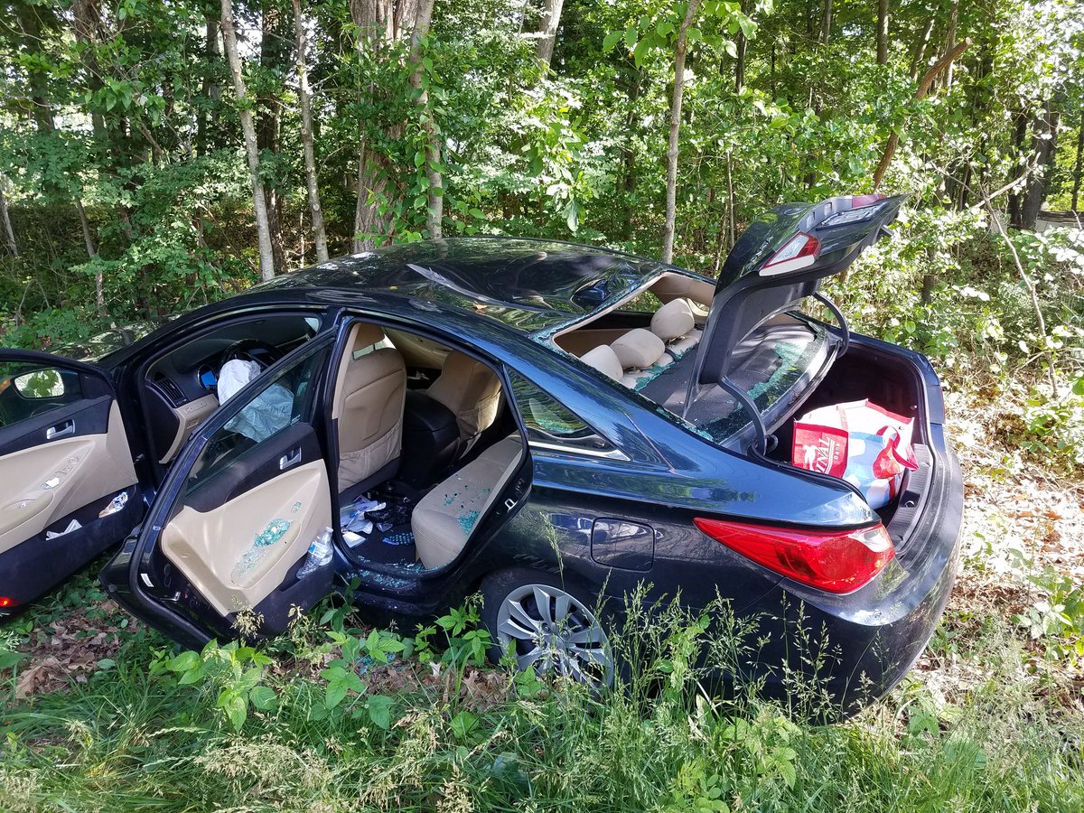 MoCoDaily's tweet photo. @mcfrsPIO Tree fell on Sandy's car, minor injuries https://t.co/7KtIy04nrz