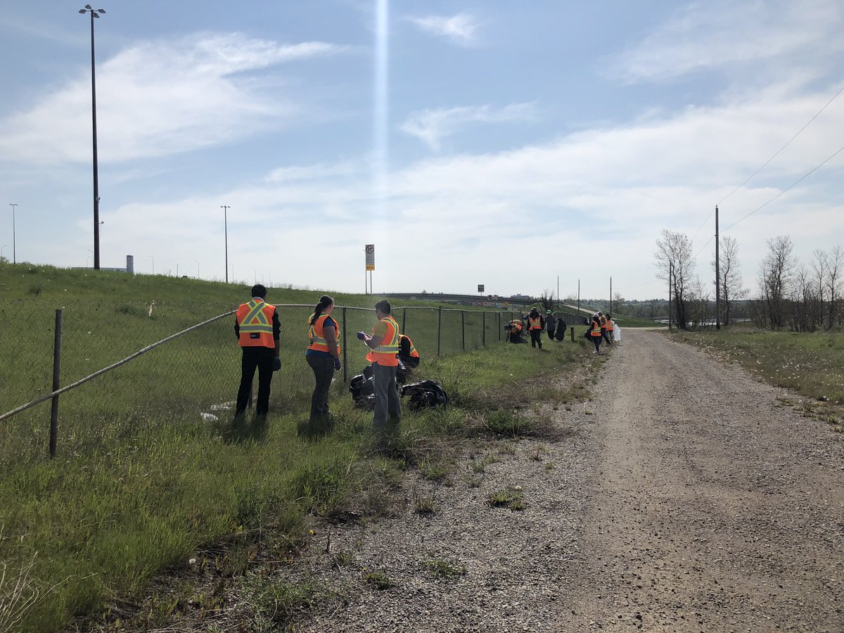 Beautiful morning to volunteer! #yyccleans <a href="/CalgaryParks/">Calgary Parks</a> <a href="/GDIServices/">GDI Facility Services</a>