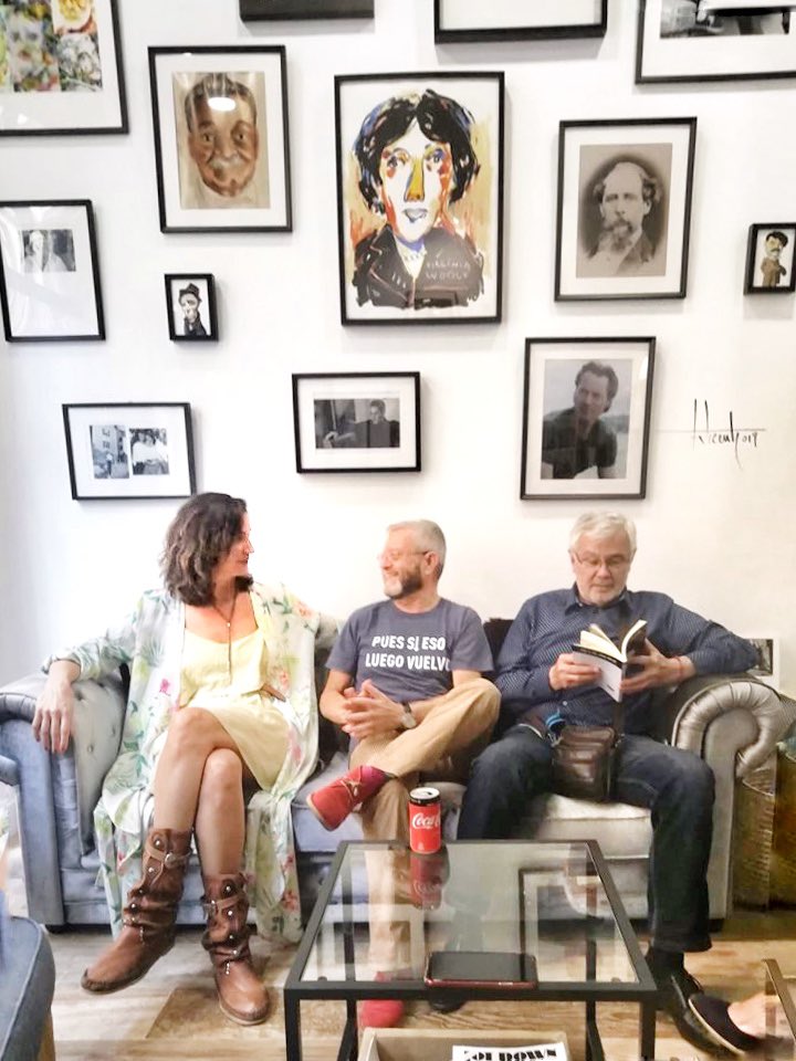 libreriajavier's tweet photo. Con Laura, amiga, escritora y librera, y con Ángel, mi gran amigo y editor.
#libros #madrid #lalibreriadejavier #erideediciones #books #amapolasenoctubre #puessiesoluegovuelvo https://t.co/jH4So8Say8