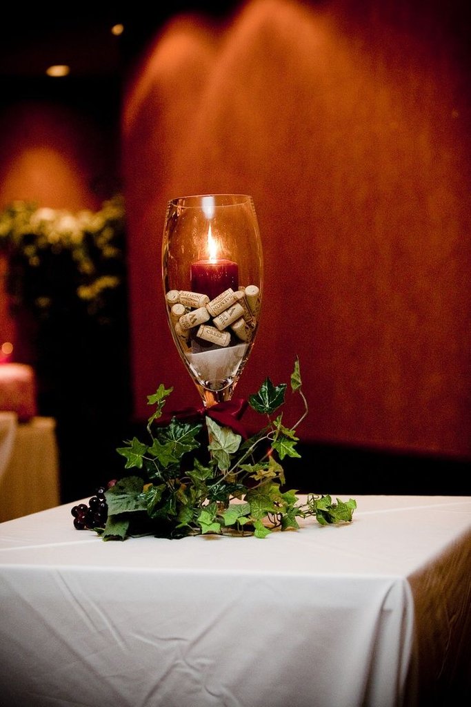 #wineglass #weddingdecor #corkdorks #winedecor #winewedding #winenight #toast #cheers #winelovers #wineanddine #weddings