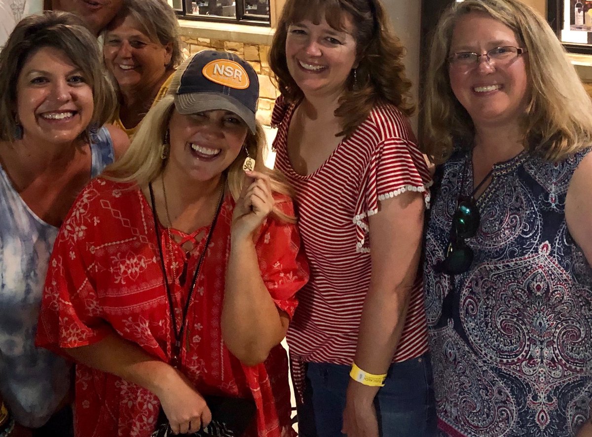IslandgrlSharon's tweet photo. ⁦@deannakaytv⁩ Thanks for taking the time to take a picture with us. Look forward to seeing you next tour! #pirategirlearrings https://t.co/GFdhwtyNUN