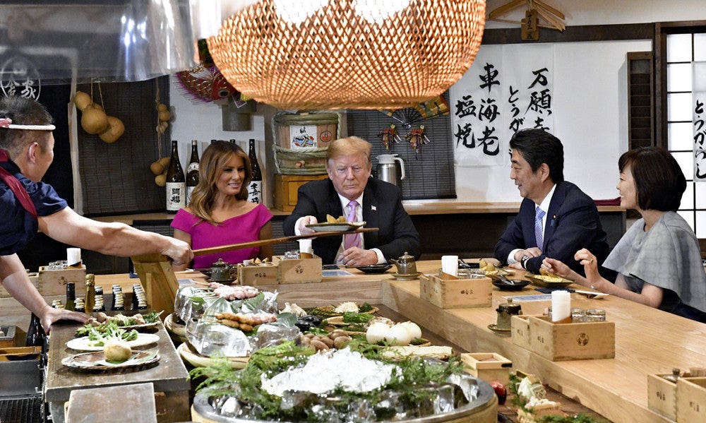 M_MI311's tweet photo. トランプ大統領夫妻を日本の安部首相が夕食会に招いた🇯🇵🌃🍴
トランプ大統領が日本のじゃがバターがお気に入り🥔❤😂🙌
A dinner was held in which Prime Minister Abe invited President Trump and his wife🇯🇵
Trump likes potato butter🥔❤😂🙌
#トランプ大統領来日 

https://t.co/SFS3Mf5dDA
↓ https://t.co/Hr9qzkM4x1