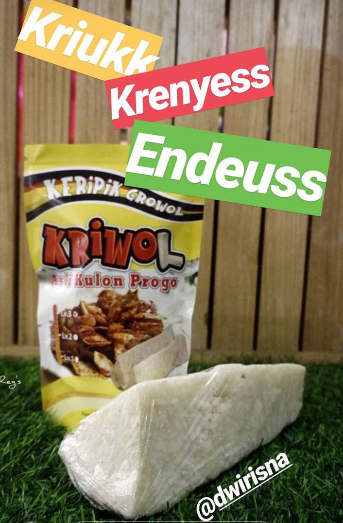 nugraheni_risna's tweet image. #Kriwol_kripik_growol asli Kulon Progo. 
Inovasi makanan daerah yang hampir punah agar disukai kembali oleh masyarakat luas. Bisa jadi oleh-oleh khas Kulon Progo🙋😊
#belabeliKulonProgo
#growol
#inovasi_makanan_daerah