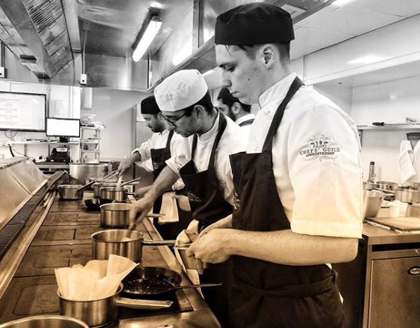 fullerscareers's tweet photo. "Well done Chefs- first practical assessment completed." Fuller's apprentice chefs from @UWLHospTour! Thank you for the picture, @chefgjb and thank you John from @castleealing for making time to co-assess. ๐จ ๐ณ #apprenticechef #apprenticeships #beachef #beproudofit #hospitality https://t.co/DgZVyrEAf5