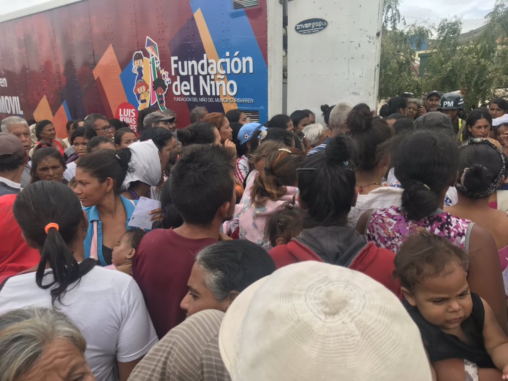 LuisJonasReyes's tweet photo. Todas las instituciones de la @AlcIribarren se desplegaron en el sector la Orquidea para atender a sus habitantes. El Gobierno de Calle nos permite estar en contacto directo con nuestro pueblo #JuntosEsPosible https://t.co/nMvCXvGLKV