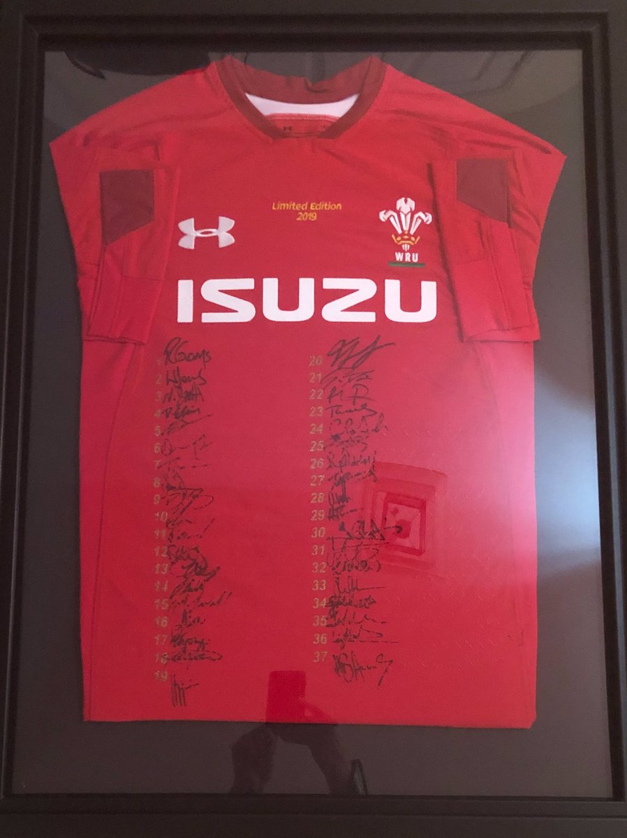 Guinness The Purse
Just re-sited my brilliant limited edition signed Welsh shirt, courtesy of @SixNationsRugby (unfortunately it had slipped in transit). Not perfect but thats 3 hours I will not get back. Hey ho who cares Grand Slam Memories #ThePurse #6Nations2019