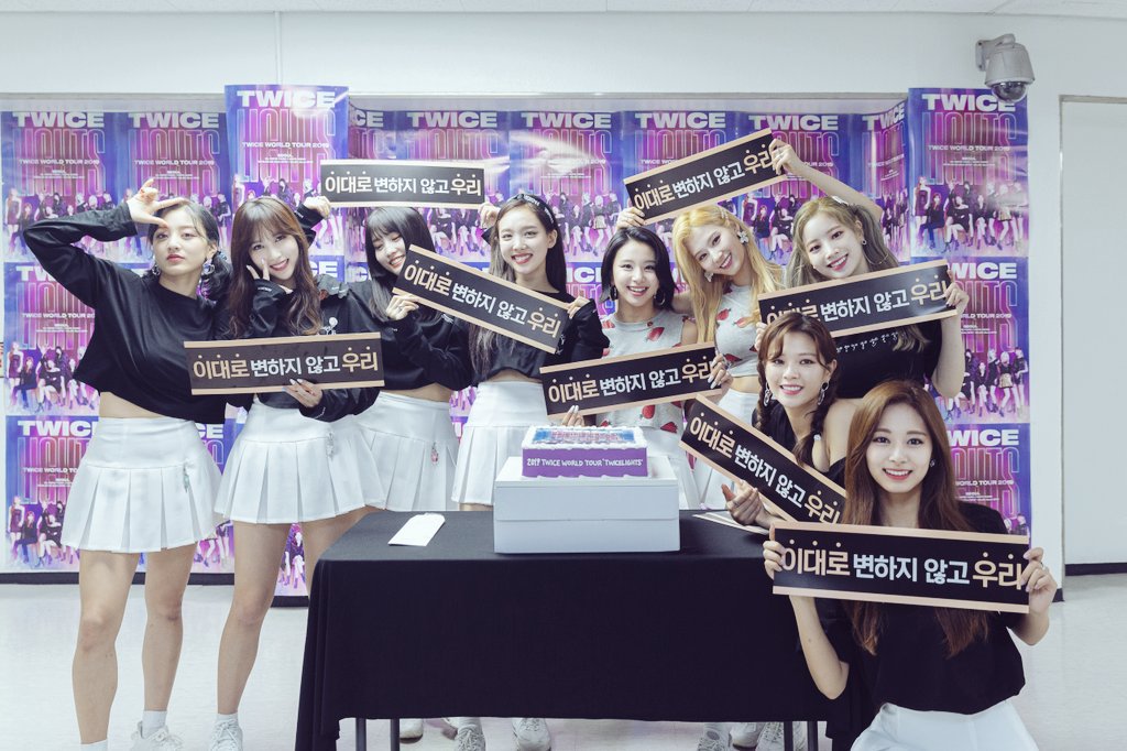 JYPETWICE's tweet photo. '이대로 변하지 않고 우리'

TWICELIGHTS 서울공연 마지막 날 2019년 5월 26일. 나연 정연 모모 사나 지효 미나 다현 채영 쯔위, 우리 TWICE는 여전히 서로를 바라보기만 해도 행복해하고, 서로를 부둥켜안기만 해도 벅찬 눈물이 흐릅니다. ONCE여러분들이 적어주신 그대로. '이대로 변하지 않고 우리' https://t.co/1pdJXfEUHH
