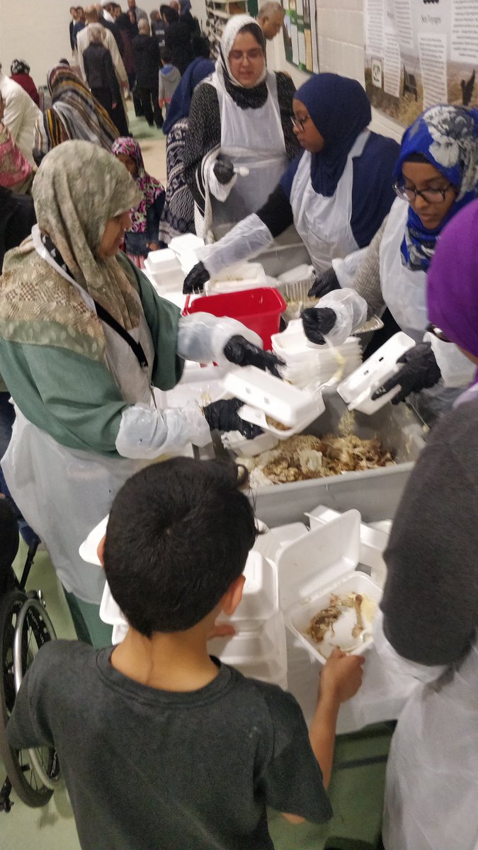 WasteFreeMuslim's tweet photo. @ISNA_Canada #Iftar team #volunteers making sure that none of compostable waste is contaminated. Love their team spirit and #WssteFreeRamadan Motivation. 

#RamadanGoals #Ramadan #WasteFree #WasteFreeMuslims #isna #IsnaCanada https://t.co/6u6nrhiZSr