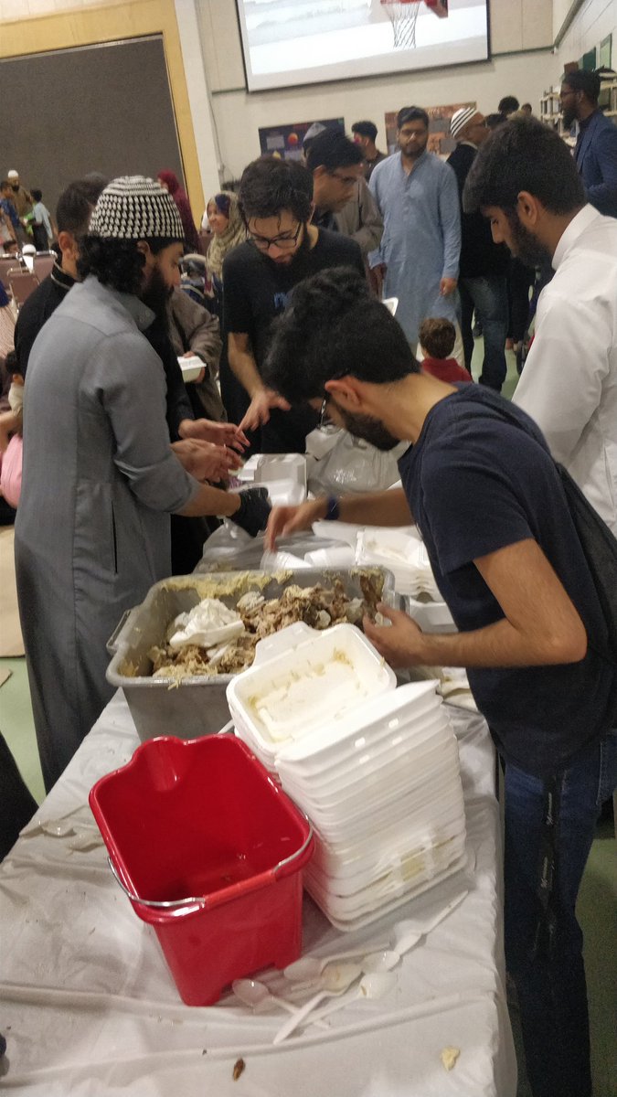 WasteFreeMuslim's tweet photo. @ISNA_Canada #Iftar team #volunteers making sure that none of compostable waste is contaminated. Love their team spirit and #WssteFreeRamadan Motivation. 

#RamadanGoals #Ramadan #WasteFree #WasteFreeMuslims #isna #IsnaCanada https://t.co/6u6nrhiZSr