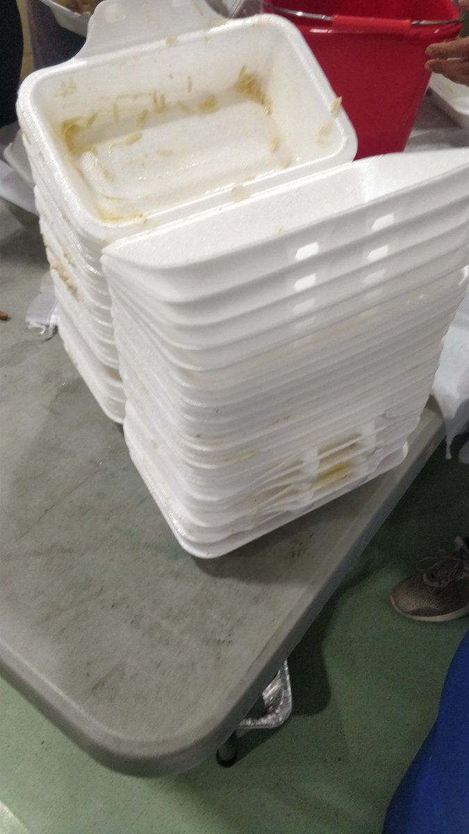 WasteFreeMuslim's tweet photo. @ISNA_Canada #Iftar team #volunteers making sure that none of compostable waste is contaminated. Love their team spirit and #WssteFreeRamadan Motivation. 

#RamadanGoals #Ramadan #WasteFree #WasteFreeMuslims #isna #IsnaCanada https://t.co/6u6nrhiZSr