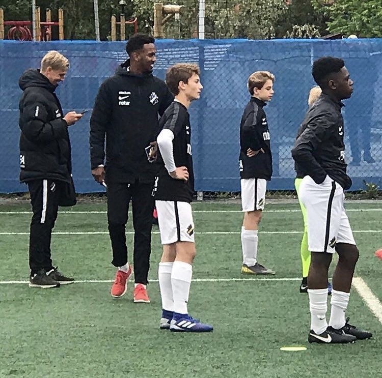 coachRooble's tweet photo. Wow, vilken fantastisk helg. En upplevelse jag sent kommer glömma! Tack för allt killarna &amp; alla som gjorde det möjligt. Jag är stolt över att få vara en del av Sveriges finaste klubb A.I.K 💛🖤💛🖤 https://t.co/6aBG8GTKqr