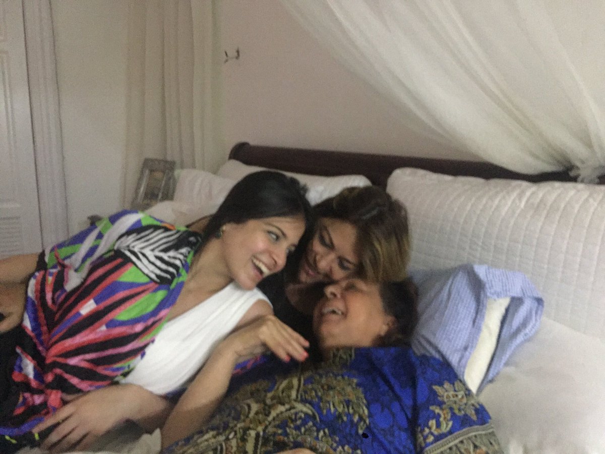 miaagramonte's tweet photo. “Madre sólo hay una”, pero detrás de cada gran madre, hay un millar de grandes madres: es una construcción generacional. Aplaudo a cada una de ellas y sus circunstancias. https://t.co/deka3iw8pP