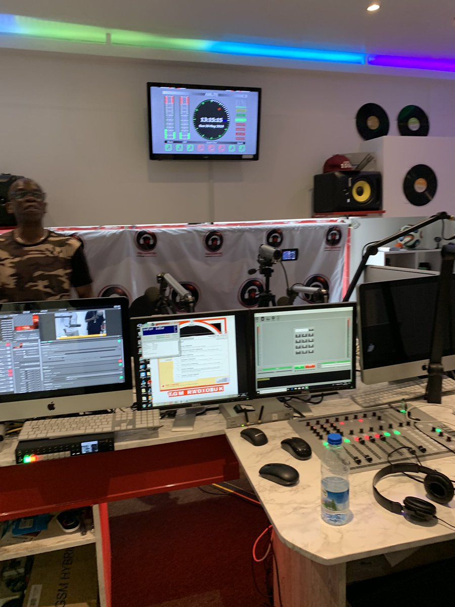 1Rayvon's tweet photo. Live!!! UK radio #djrick #upnlive #rayvon #london #england #lit #up #gtcent https://t.co/yLTQDR1s5A