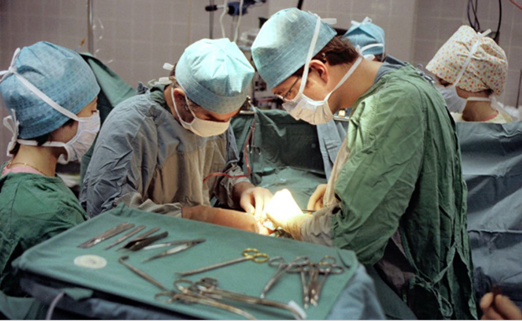 BenDC_CPK's tweet photo. #ISCN2019 Dr. Sanjay Kulkarni, transplant surgeon about living donor transplant and willingness to take risk as a donor. Effects on brain by transplant. ESRD Risk developed visual aid.                  Risk 20-90/10.000 https://t.co/nGEAKhxk8P
