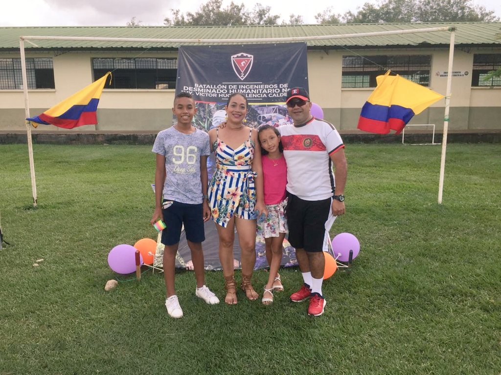 Ejercito_Div5's tweet photo. Familias del Batallón de @Ingenieros_EJC de Desminado Humanitario n.°2 del @COL_EJERCITO, participaron en la celebración del #DíaDeLaFamiliaMilitar en Chaparral, #Tolima. Actividad realizada por el #BAAID5, el #COZEU, el #BICAI y el #BIDEH2 https://t.co/FSIOjPtSSQ