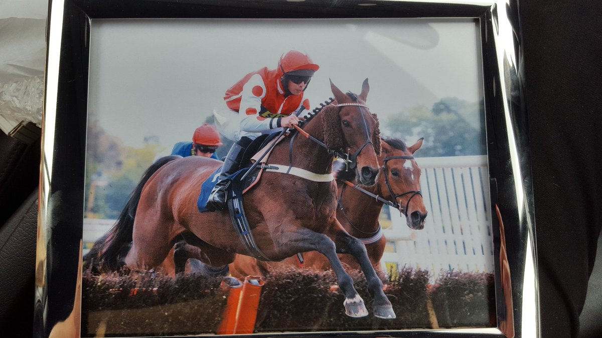 TeamHeartRacing's tweet photo. Superb win for OUR REWARD @FontwellPark giving our wonderful trainer @jamiesnowden a treble on the day. Fabulous ride from @benhicks56 to get Rodders up on the line. A brilliant day for all of his owners. ❤🏇 #TeamHeart #TeamJSR https://t.co/cypIbRwKRQ