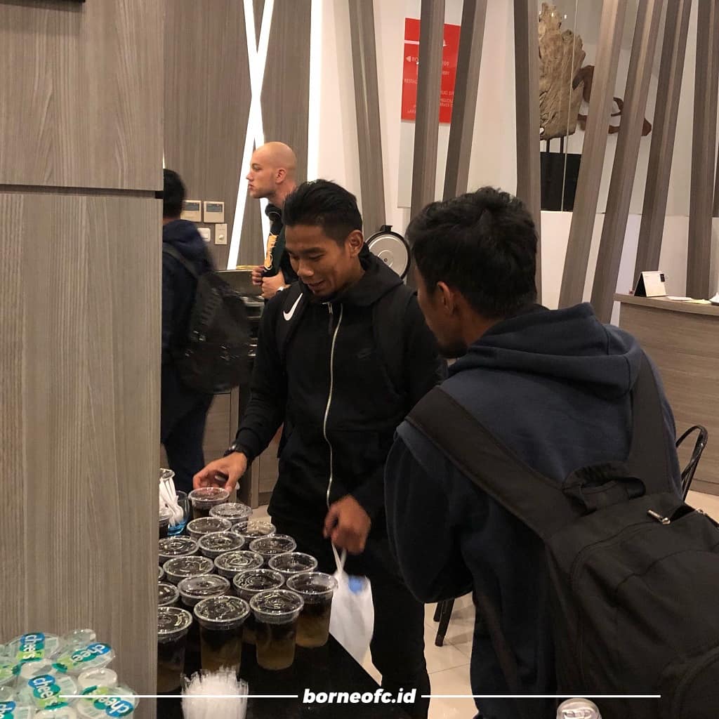 Setelah menempuh perjalanan selama 14 jam dari Samarinda 🚍 Balikpapan ✈️ Makassar ✈️ Surabaya 🚍 Pamekasan, akhirnya Skuat Pesut Etam tiba di Pamekasan Madura. Selamat beristirahat, Sut!

#KebanggaanSamarinda #Manyala #ShopeeLiga1