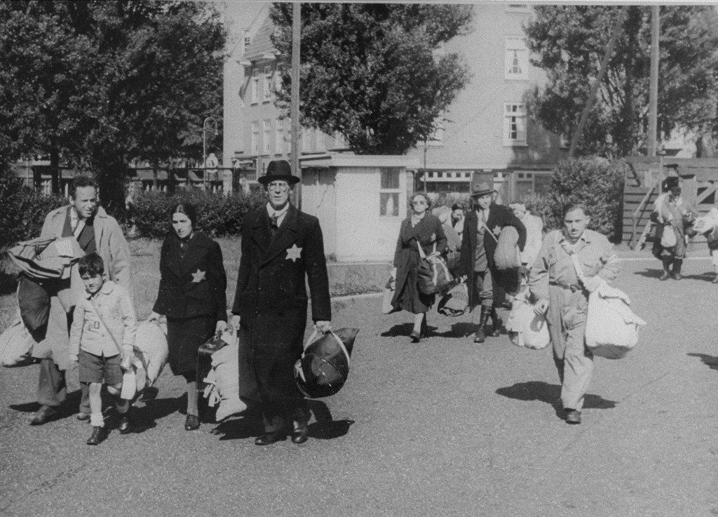 TammiMinoski's tweet photo. #OTD 1943: Nazis began the roundup of #DutchJews for deportation to concentration camps. Those deported then included Judenrat employees, munitions industry employees and their spouses and those in mixed marriages. https://t.co/AAZNnMhDTE #Holocaust #JewishHistory https://t.co/Hpz8T4tcdK