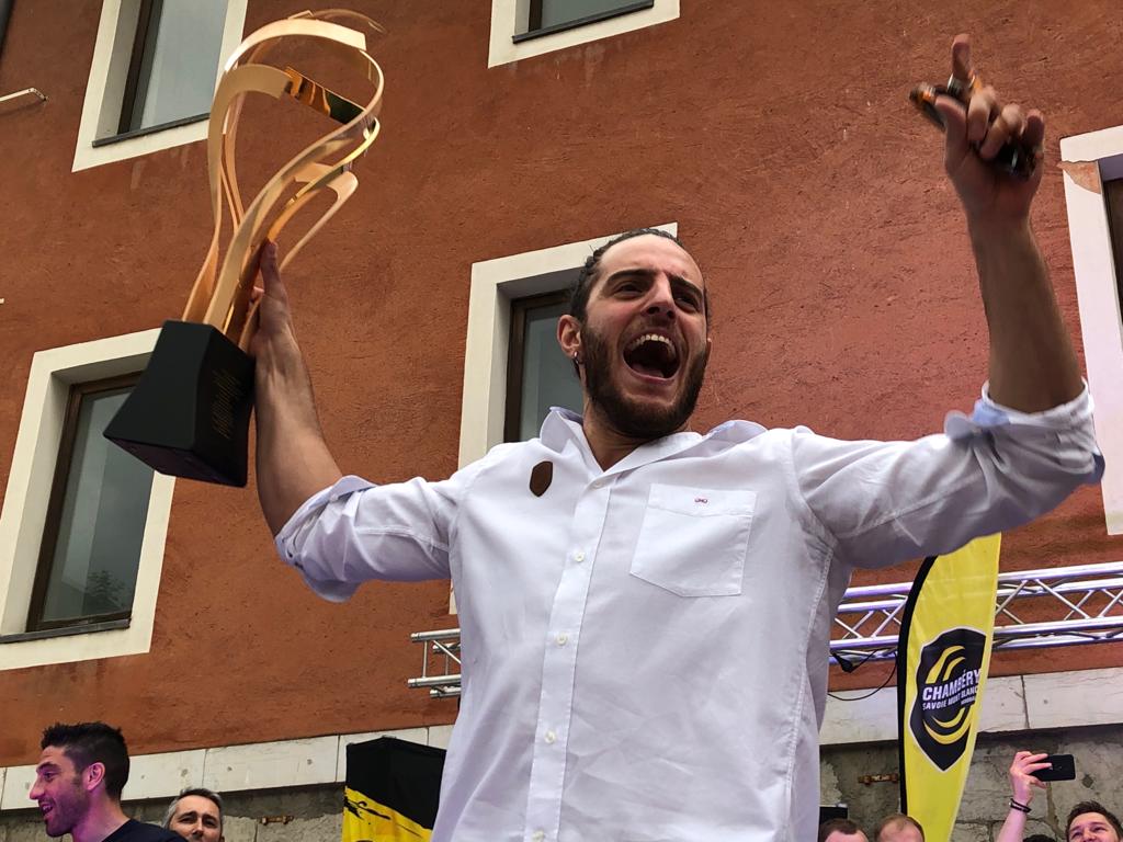 icipaysdesavoie's tweet photo. 🏆La JOIE et la FIERTÉ de Niko Mindégia... 😍 #TeamChambé #Handball #FinalesCDF https://t.co/hnMIc5KbaU
