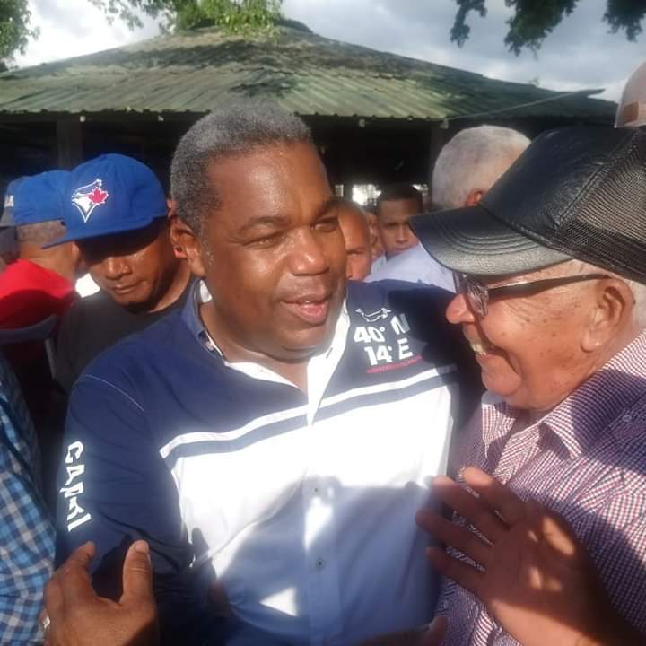 tonypena__'s tweet photo. Las imágenes valen más que mil palabras, algunos periodistas dijeron que nosotros no íbamos a ser bien recibidos en el @prm_oficial.

En mi primera aparición publica no tuve más que emocionarme ante las muestras de cariño y afecto 

#PonteEnEsto https://t.co/Xv4TiLfT1v