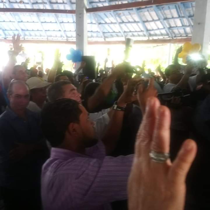 tonypena__'s tweet photo. Las imágenes valen más que mil palabras, algunos periodistas dijeron que nosotros no íbamos a ser bien recibidos en el @prm_oficial.

En mi primera aparición publica no tuve más que emocionarme ante las muestras de cariño y afecto 

#PonteEnEsto https://t.co/Xv4TiLfT1v