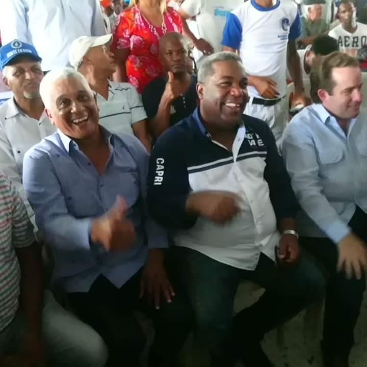 tonypena__'s tweet photo. Las imágenes valen más que mil palabras, algunos periodistas dijeron que nosotros no íbamos a ser bien recibidos en el @prm_oficial.

En mi primera aparición publica no tuve más que emocionarme ante las muestras de cariño y afecto 

#PonteEnEsto https://t.co/Xv4TiLfT1v