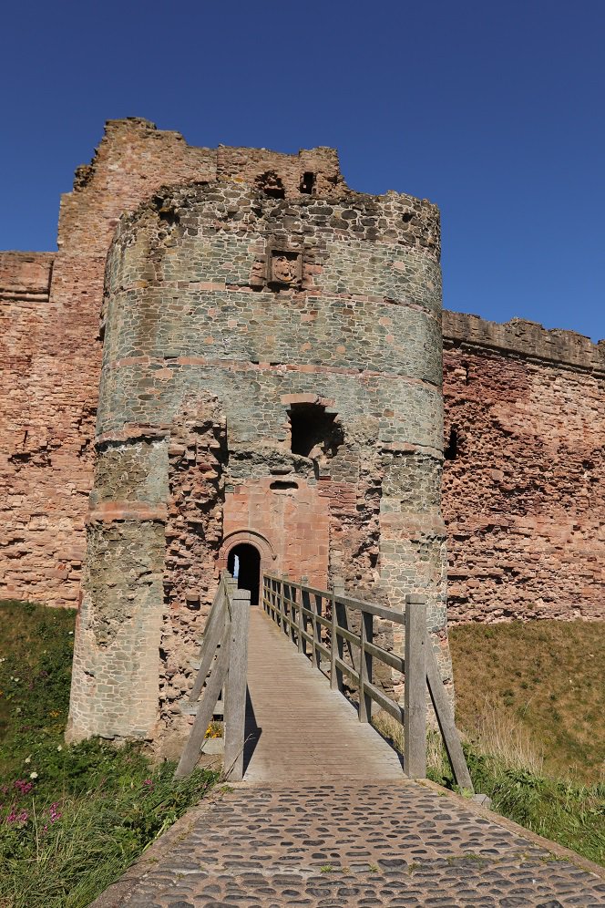 colliefullife's tweet photo. Exploring Tantallon Castle with it's fantastic views across to Bass Rock.  Moss found some cannon balls, bit too heavy for her to play with though!

@welovehistory #dogsoftwitter #bordercolliefc #HistoryDogs #DogsOfScotland https://t.co/u3nz8ocHDb