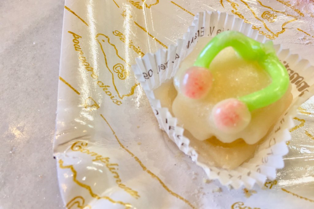 kyodogashi_aki's tweet photo. --PASTA REALE パスタレアーレ--
"王様のお菓子"という意味のマジパン菓子。
マジパンを四角・三角・丸など色々な形でくり抜き、その間にレモンのコンフィチュールを挟み、上に花や葉をかたどった飾りをのせる。一晩休ませ、最後に糖衣をかける。とても気品のあるお菓子。
#mini林 #pastareale https://t.co/qFDJSA8qMZ