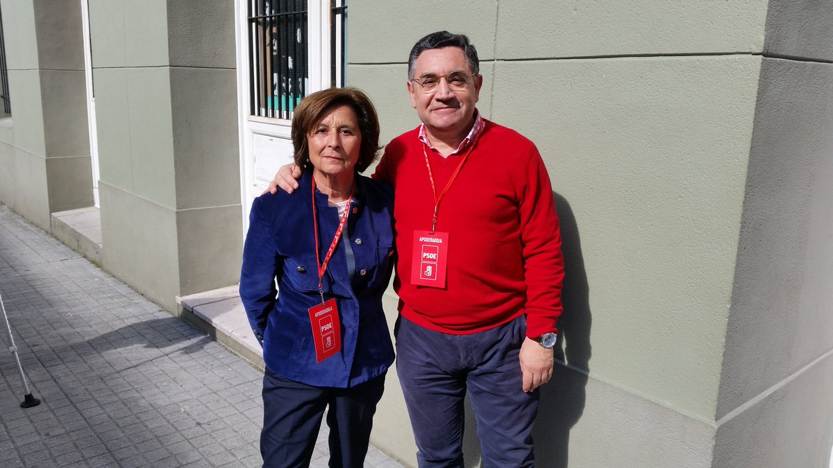 Dapena_Dape's tweet photo. Momento del arreón final de votantes antes del cierre de los colegios electorales. Con @carmen_maron #apoderadospsoe @PSOE @PSOE_Coruna @PSdeG @PSOE_Coruna #participación #26MPSOE #Municipales2019 #Europeas2019 https://t.co/NWqbJsg19v