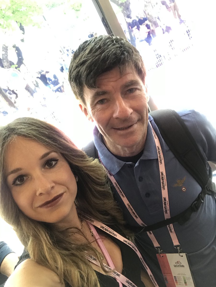 ste_bardelli's tweet photo. Brindiamo al mio #30esimo @giroditalia 🍾 

L’ultima foto con #GianniBugno era datata #1990 quando, sotto la #pioggia, tifavo per questo #campione sulle strade del #Giro 

#ciclismo #passione #giroditalia #corsarosa #Giro102 🚲 https://t.co/UDAUvBkH5C