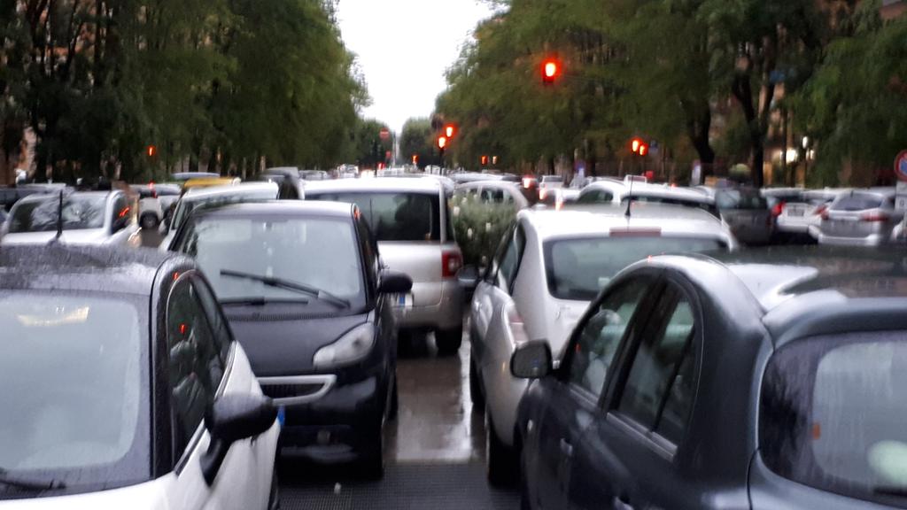 NicoBaffa's tweet photo. @PLRomaCapitale parcheggio selvaggio in via oslavia su area pedonale/marciapiede centrale. https://t.co/24W5dwWReZ