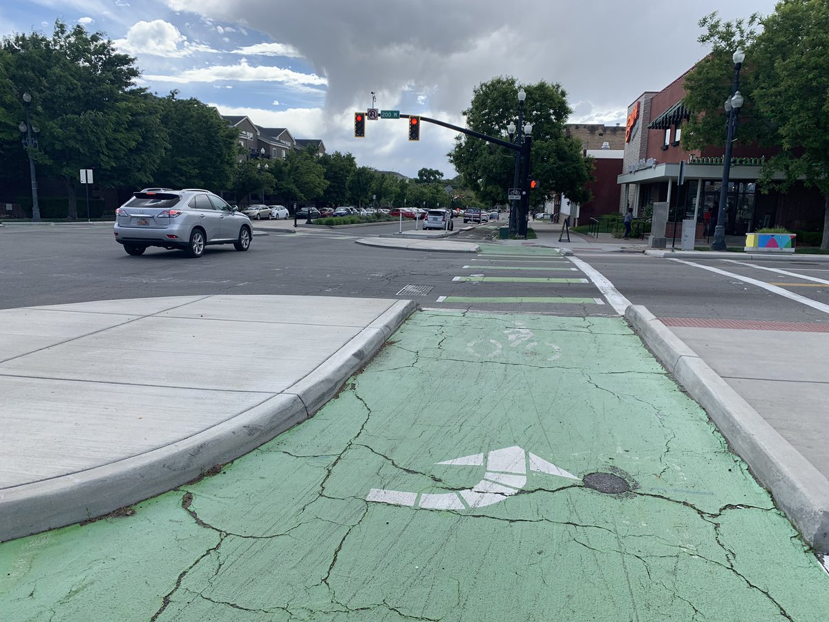 Derailluer's tweet image. The nation’s 2nd #protectedintersection Salt Lake City, cerca 2015. Showing some age and on a Sunday afternoon, not busy. But streets super calm and bars busy. Kinda dig diagonal parking placed in middle of street