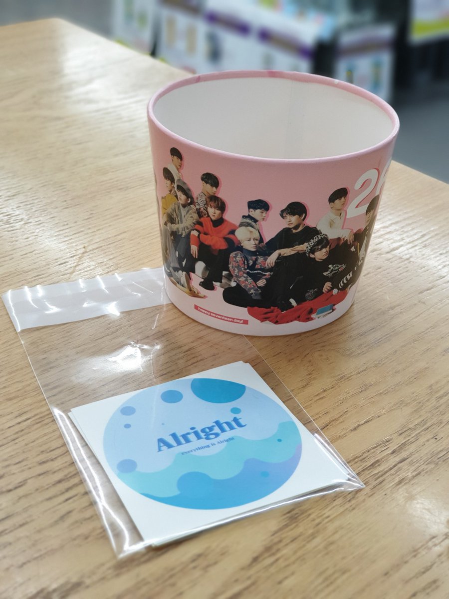 m2njae2rene's tweet photo. 음료를 그렇게 먹어놓고 인증샷도 전에 후루룩ㅋㅋㅋㅋㅋ 비비브라운카페입니당~~ 컵홀더 색감이 너무 예뻐영>< 세븐틴 데뷔 4주년 이벤트 감사합니다!! #세븐틴은_캐럿의_유일한_나무 https://t.co/dgdAdeXVZB