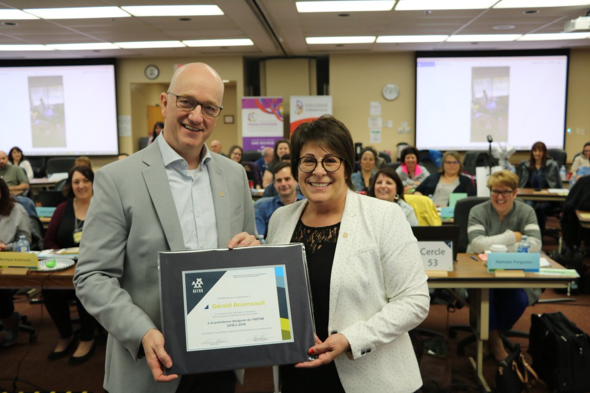 Notre présidente Lucie Martin, a profité de l'AGA du #GRPaefnb19, pour remettre officiellement l’épinglette d’or #AEFNB au président désigné, <a href="/geraldaefnb/">Gérald Arseneault</a>, qui entamera son mandat le 1er août. Bravo, bon succès Gérald et merci pour le travail accompli durant la dernière année.