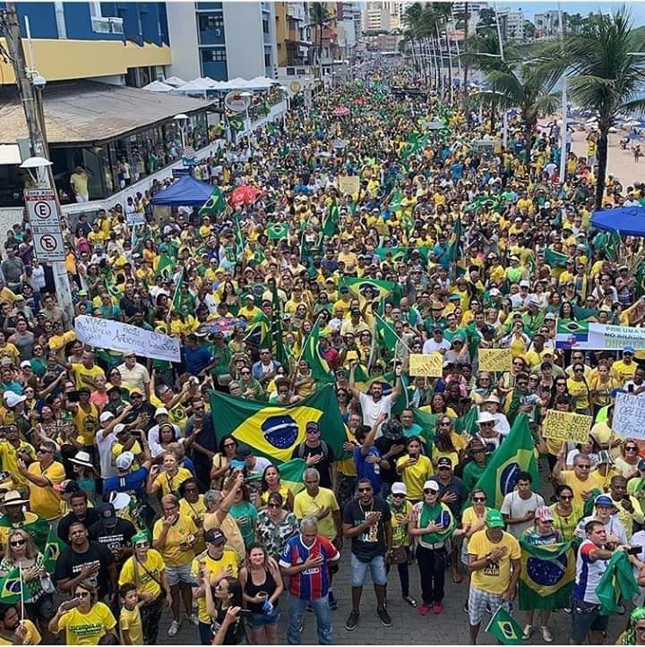 MauLopes5's tweet photo. Salvador-Ba em apoio ao governo e as reformas.
A parte do nordeste que pensa além do bolsa família e do pão com mortadela está com o @jairbolsonaro !!!
#BrasilNasRuas 
#chupambl 
#OPovoVaiInvadirOCongresso https://t.co/fXa6860MdH