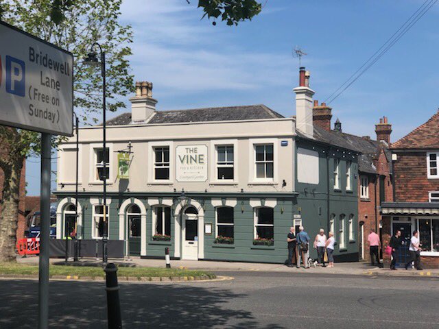 Vine Inn tweet media