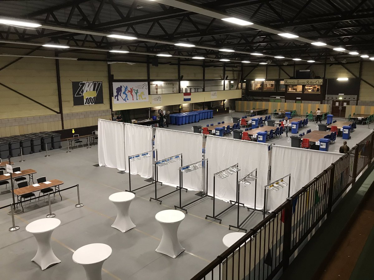 De sporthal is weer ingericht door het superteam. #zaanstad is klaar voor de centrale stemopneming van de Europees Parlementsverkiezing.