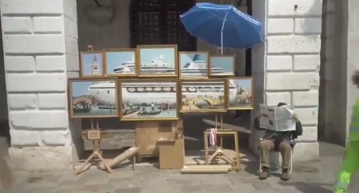 AnacaniDesigner's tweet photo. #Bansky en Venecia, apareció en la #VeniceBiennale a su estilo, anónimo, el artista puso un puesto ambulante con una obra que critica el turismo masivo de los cruceros, titulada “Venice in oil”, y días después aparece una nueva obra suya en las paredes de los canales de la ciudad https://t.co/5kQfXjNfYT