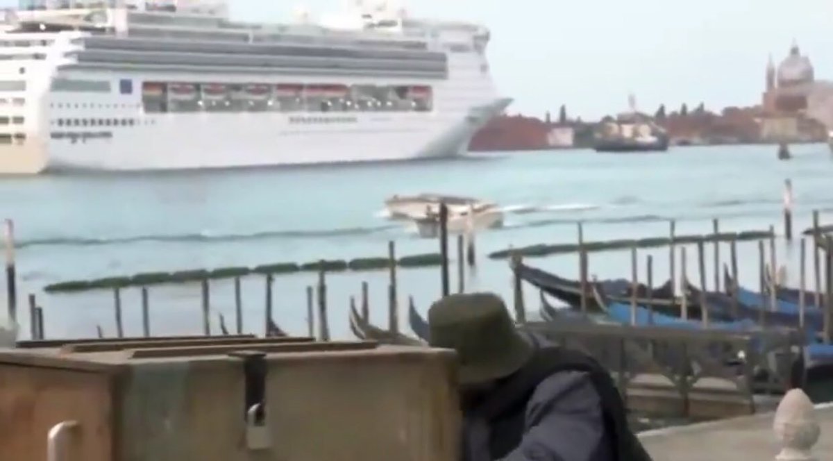 AnacaniDesigner's tweet photo. #Bansky en Venecia, apareció en la #VeniceBiennale a su estilo, anónimo, el artista puso un puesto ambulante con una obra que critica el turismo masivo de los cruceros, titulada “Venice in oil”, y días después aparece una nueva obra suya en las paredes de los canales de la ciudad https://t.co/5kQfXjNfYT