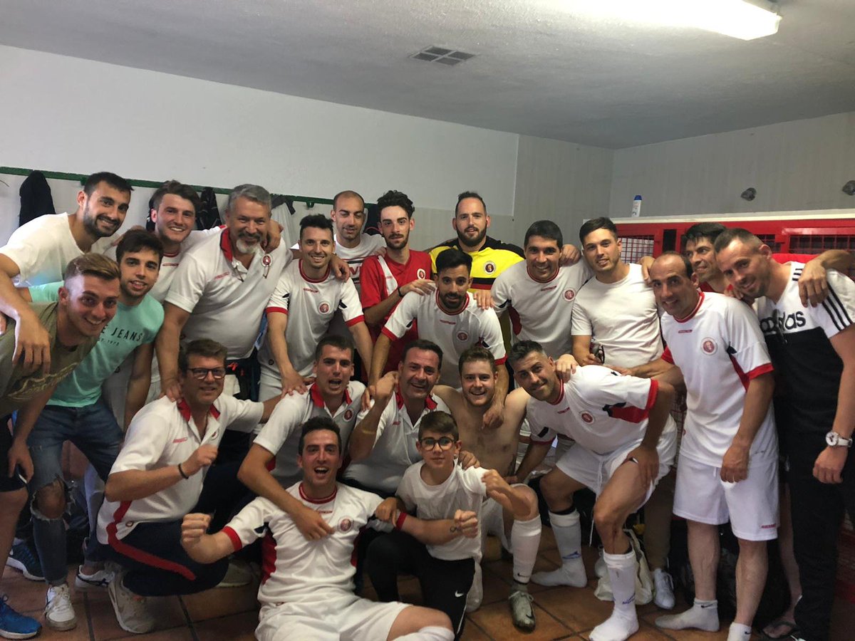 EFA_Futbol's tweet image. Victoria 0-3 de nuestro equipo senior en la tarde de hoy!!
El próximo domingo ultima jornada de liga y nos jugamos el ascenso en nuestra casa!! 

NECESITAMOS TU APOYO 
VAMOS ESCUELA!!!!

#EFArganda #VamosEscuela #Season1819 #RFFM #Senior #Ascenso